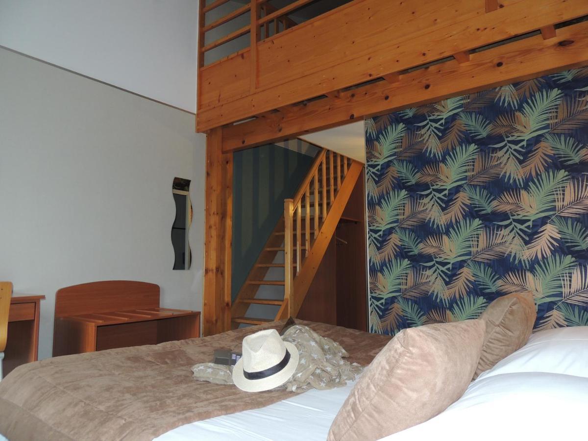 Logis Hotel Les 3 Marchands Bressuire Exterior photo