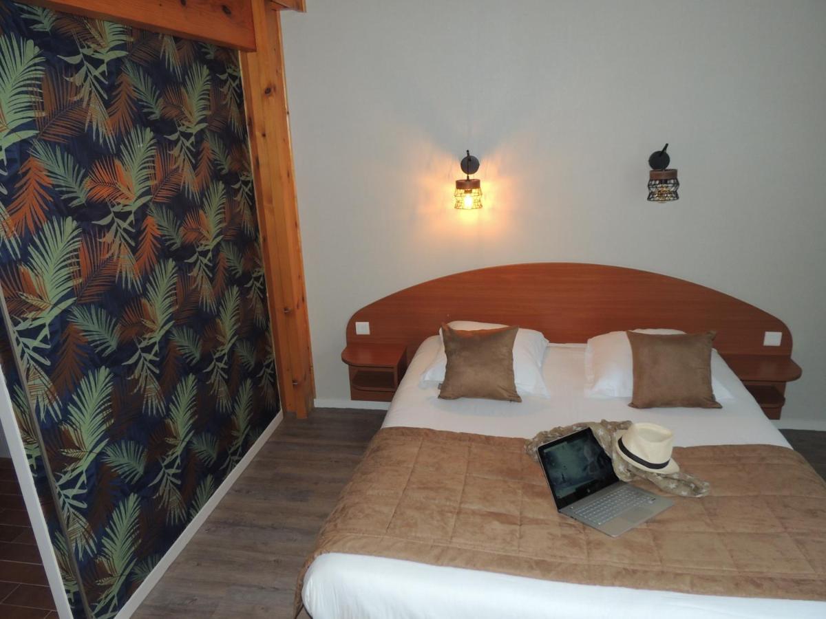 Logis Hotel Les 3 Marchands Bressuire Exterior photo