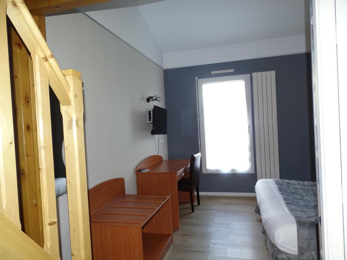 Logis Hotel Les 3 Marchands Bressuire Exterior photo